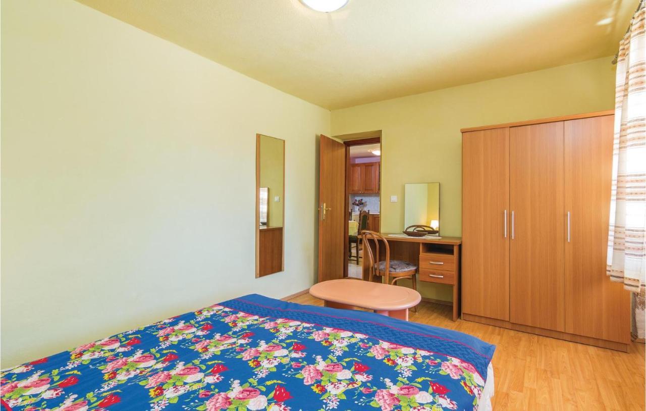 Pet Friendly Apartment In Porec With Wifi ภายนอก รูปภาพ